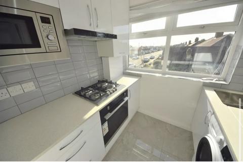 2 bedroom flat to rent, Fullwell Avenue, Ilford IG5