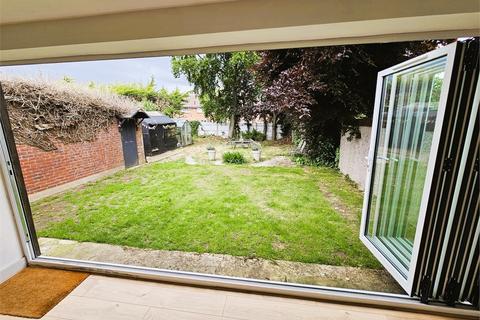 2 bedroom detached bungalow to rent, Lympstone Close, Westcliff on sea, Westcliff on sea,