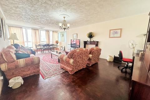 2 bedroom ground floor flat for sale