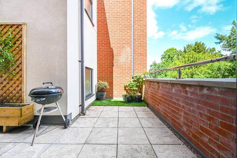 2 bedroom flat for sale, Epsom Road, Merrow, Guildford, GU1