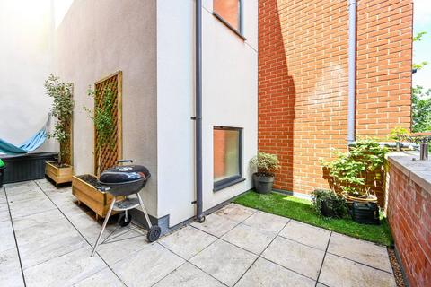 2 bedroom flat for sale, Epsom Road, Merrow, Guildford, GU1