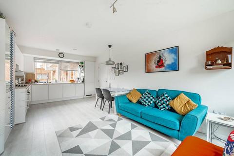 2 bedroom flat for sale, Hargrave Drive, Pinner, Harrow, HA1