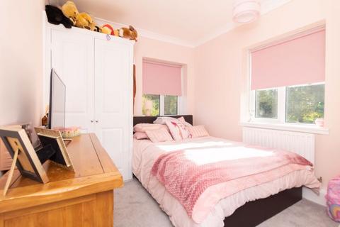 43 Farm Road, Warlingham, CR6 9DH