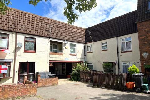 2 bedroom flat to rent, Braxteds, Laindon SS15