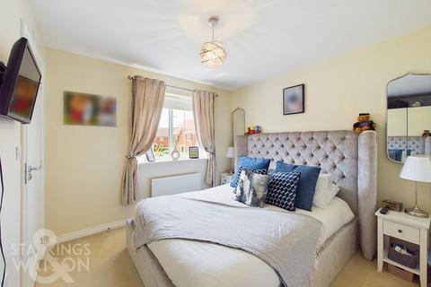 3 bedroom semi-detached house for sale, Saxifrage Close, Tharston, Norwich