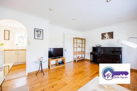 3 bedroom flat to rent, London SE5