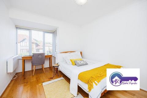 3 bedroom flat to rent, London SE5