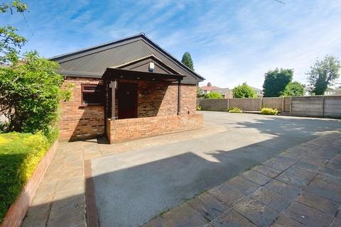 1 bedroom bungalow to rent, Barrington Road, Altrincham, Greater Manchester, WA14