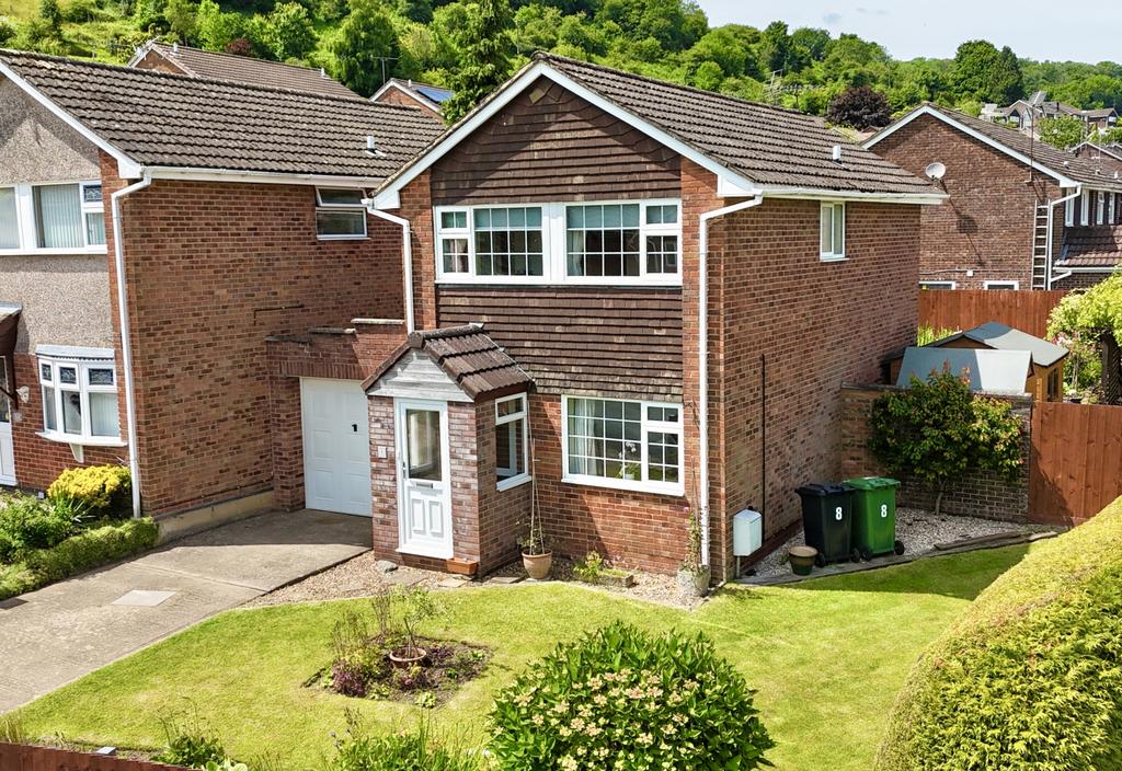 Three Bedroom Link-Detached Home In Sought After