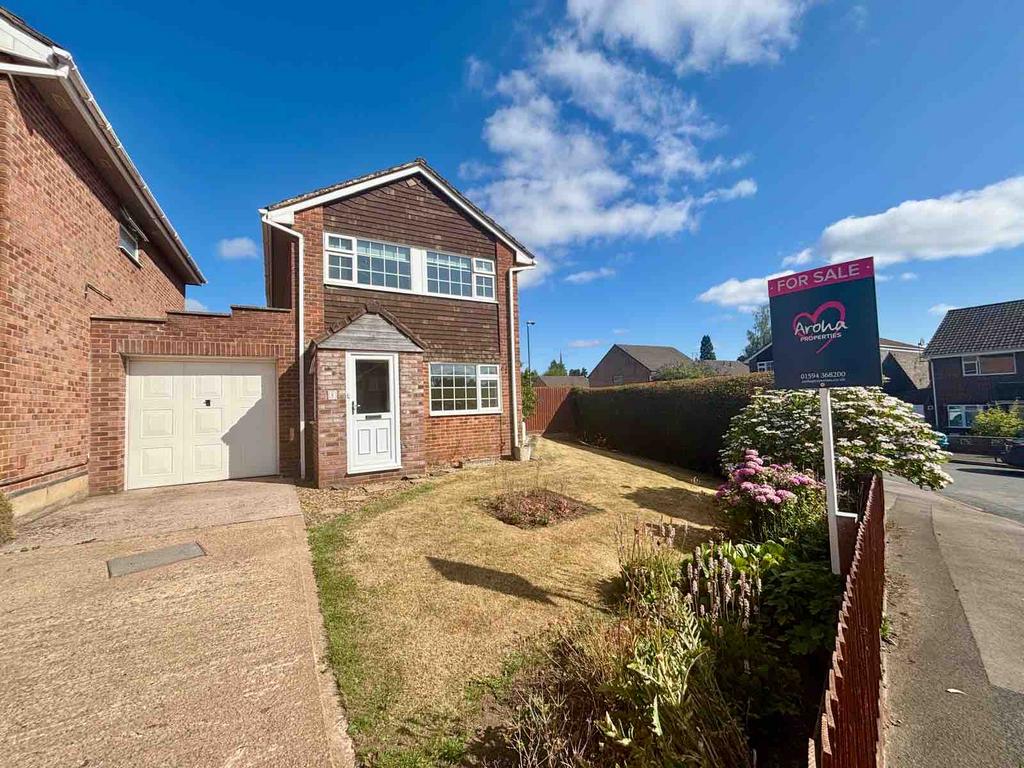 Three bedroom link detached home in popular villa