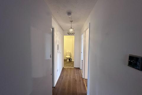 3 bedroom flat to rent, Honey Close, Dagenham