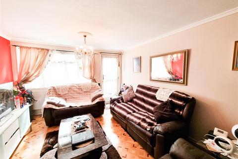 2 bedroom flat for sale, Vanguard Close, Croydon