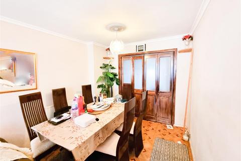 2 bedroom flat for sale, Vanguard Close, Croydon