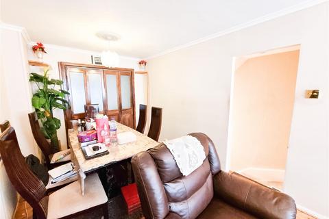 2 bedroom flat for sale, Vanguard Close, Croydon