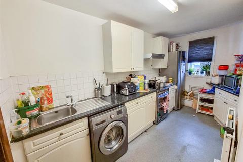 2 bedroom flat for sale, Vanguard Close, Croydon