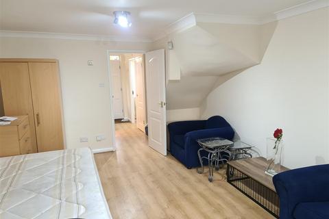 4 bedroom terraced house to rent, Alwyn Gardens, Hendon, LONDON, NW4