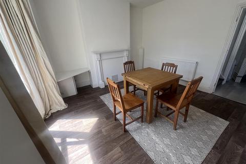 2 bedroom end of terrace house to rent, Primrose Street, Carlton