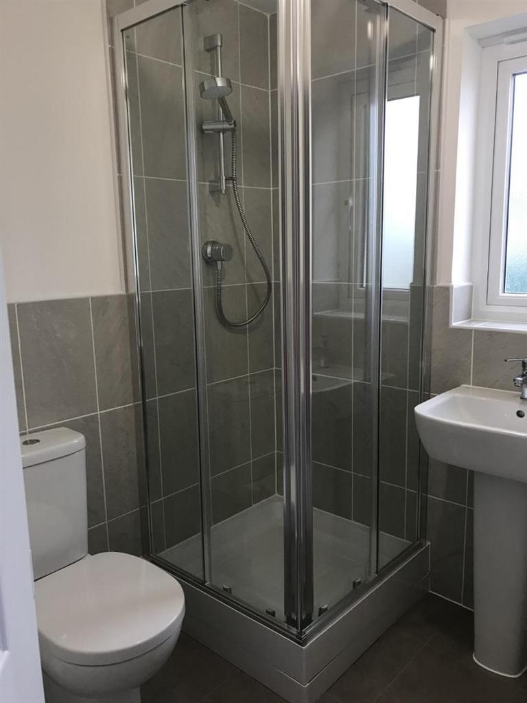 24 Tasker Ensuite.jpg