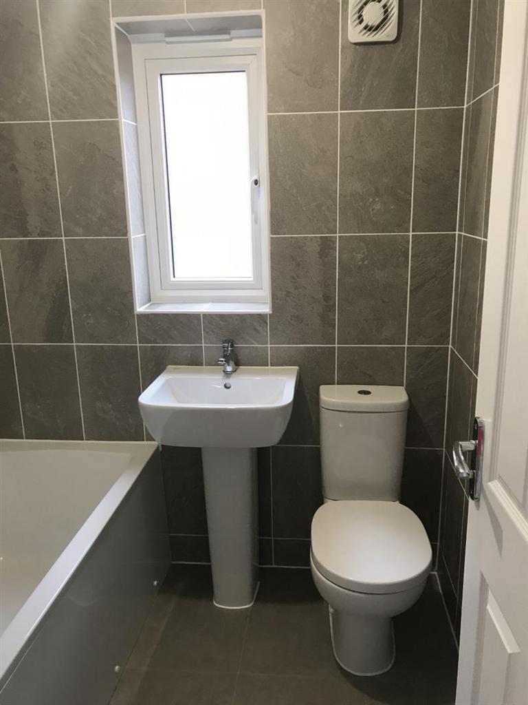 24 Tasker Bathroom 2.jpg