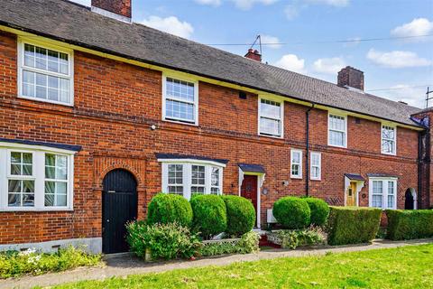 3 bedroom terraced house for sale, The Roundway, London N17