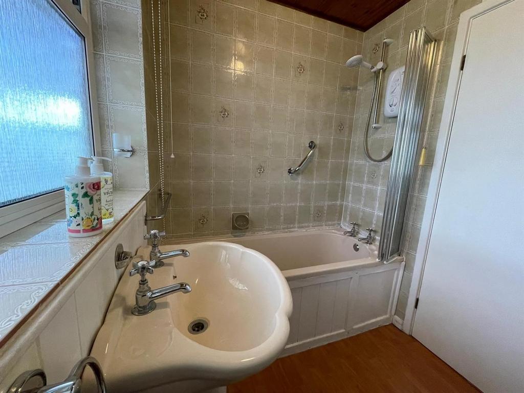 41 leeming bathroom.jpg