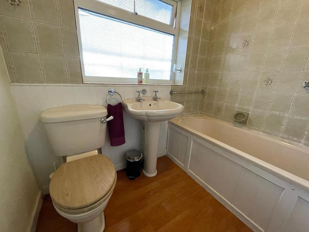 41 leeming bathrrom 2.jpg