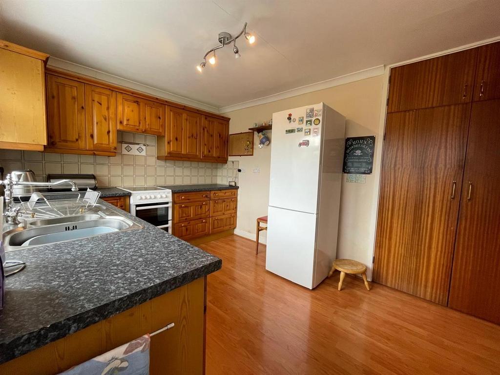 41 leeming kitchen 2.jpg
