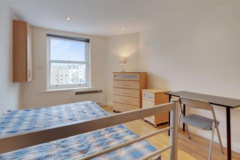 Studio to rent, Courtfield Gardens, London SW5