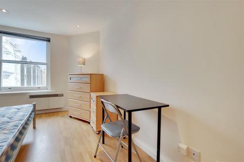 Studio to rent, Courtfield Gardens, London SW5