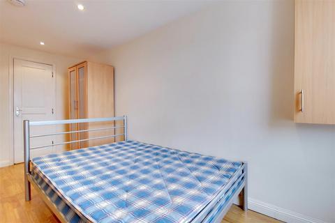 Studio to rent, Courtfield Gardens, London SW5