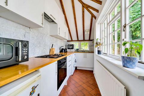 2, Strathearn Cottages Totteridge Green, London, N20 8PG