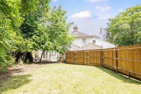 2, Strathearn Cottages Totteridge Green, London, N20 8PG