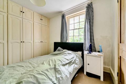 2, Strathearn Cottages Totteridge Green, London, N20 8PG