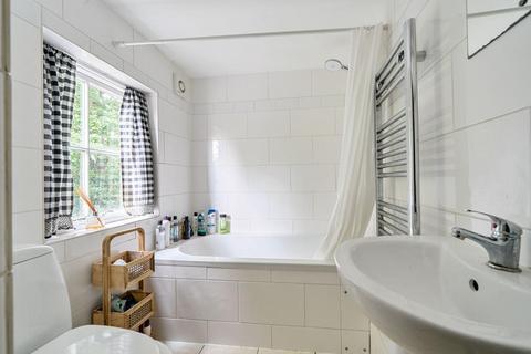 2, Strathearn Cottages Totteridge Green, London, N20 8PG