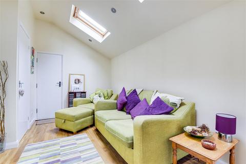 73 Greythorn Drive, West Bridgford, Nottingham, NG2 7GD