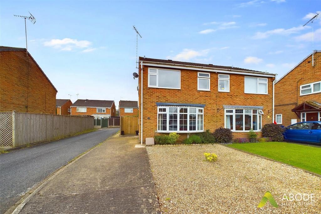 Beaconsfield Road, Burton Upon Trent... 3 bed semidetached house £895 pcm (£207 pw)