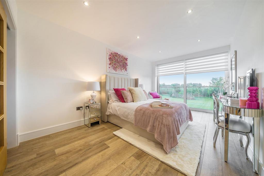 Preston Meadows 5 Bedroom Detached Property -  Bed