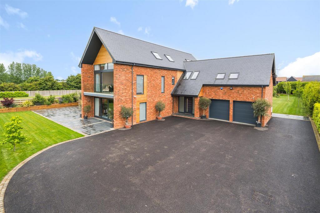 Preston Meadows 5 Bedroom Detached Property -  Ext