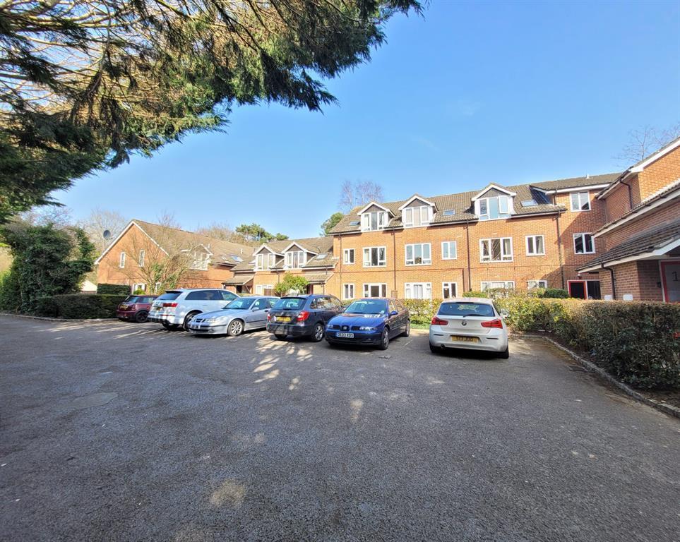 Seymour Court, Crowthorne, RG45 6AQ 1 bed flat to rent £875 pcm (£202 pw)
