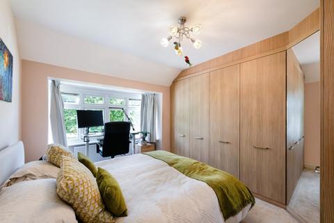 4 The Oval, Banstead, SM7 2QY