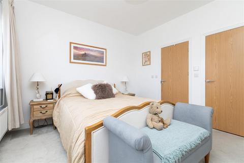2 bedroom apartment for sale, Louise Rise, Fairfield SG5 4SE