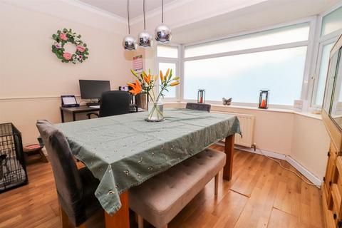24 Cedar Drive, Dewsbury, WF12 8NT