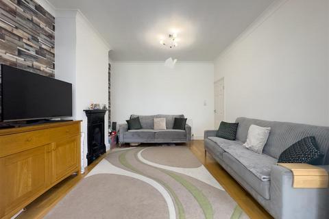 4 bedroom terraced house to rent, Cotswold Gardens, East Ham, E6 3HX