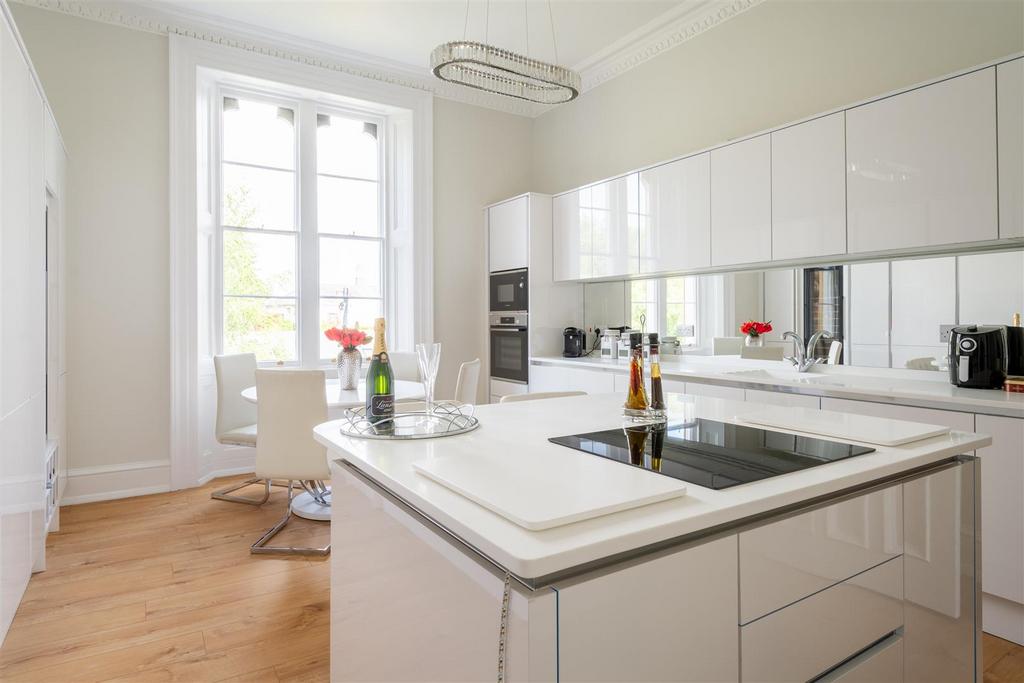 First Floor Flat Trinmore BS8 3 HT-7.jpg