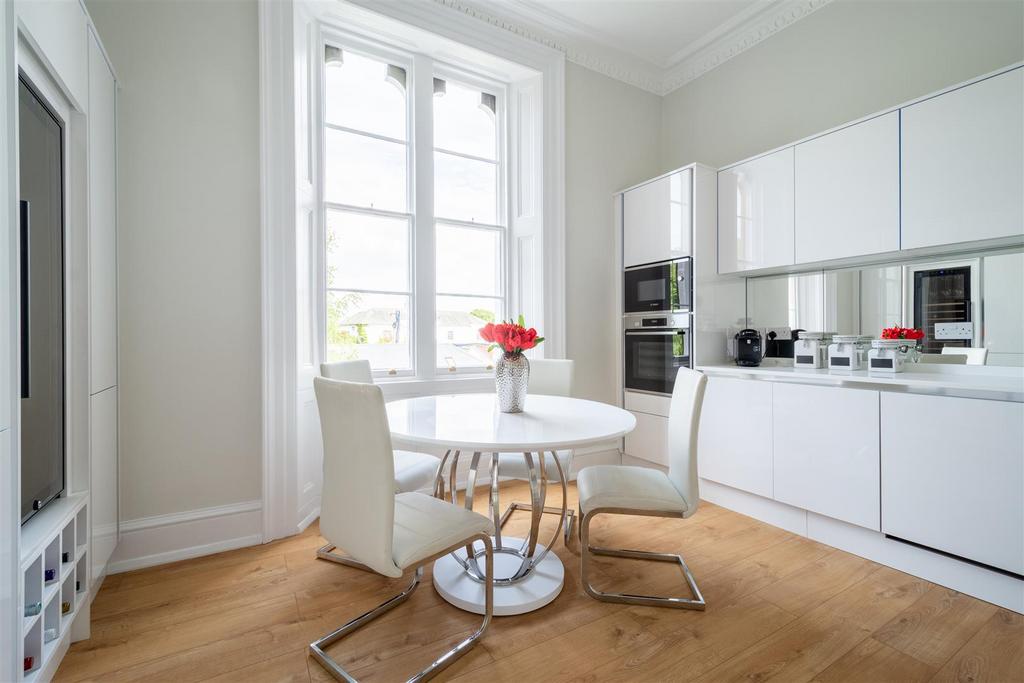 First Floor Flat Trinmore BS8 3 HT-8.jpg