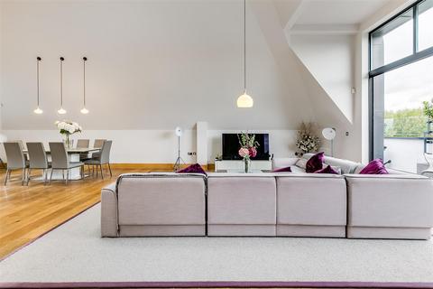 3 bedroom flat to rent, The Penthouse, Chisiwck High Road, Chiswick