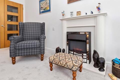 1 bedroom apartment for sale, Farringford Court, Avenue Road, Lymington, Hampshire, SO41 9PA