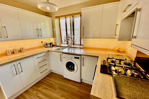 2 bedroom flat for sale, Staincliffe Road, Dewsbury