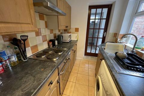 4 bedroom terraced house to rent, Leopold Road, Leicester