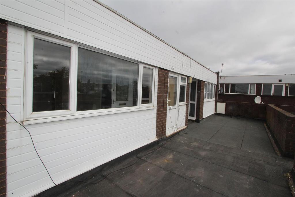 Stroud Avenue, Willenhall 2 bed flat to rent £725 pcm (£167 pw)